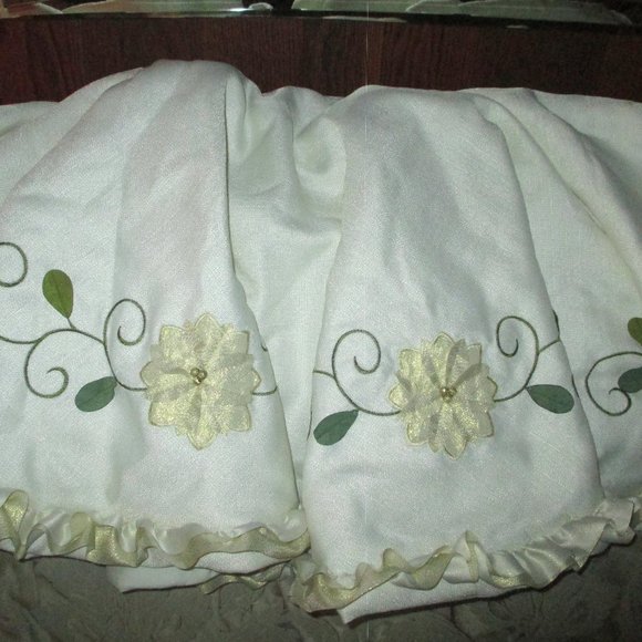 Super Plush Tree Skirt - Picture 3 of 10